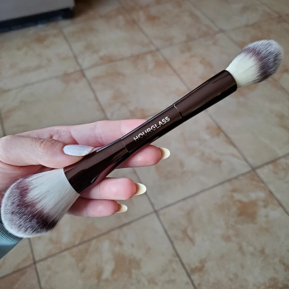 Hourglass veil double-ended power brush